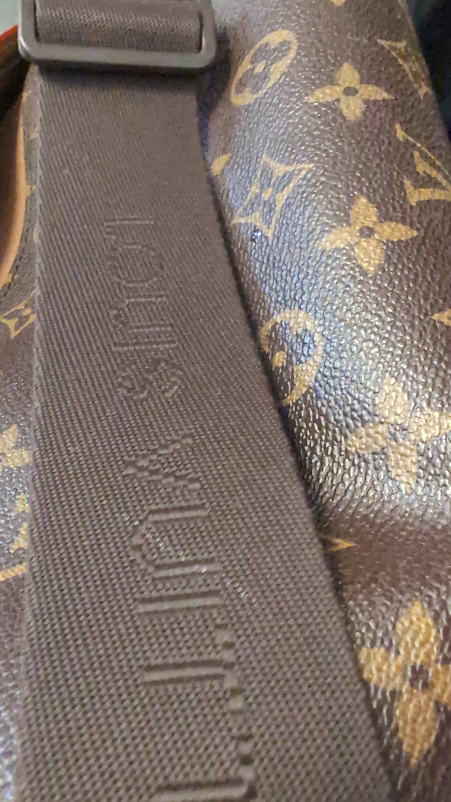 102648904 - 2004 monogram abbesses messenger - louis vuitton - HANDBAGS