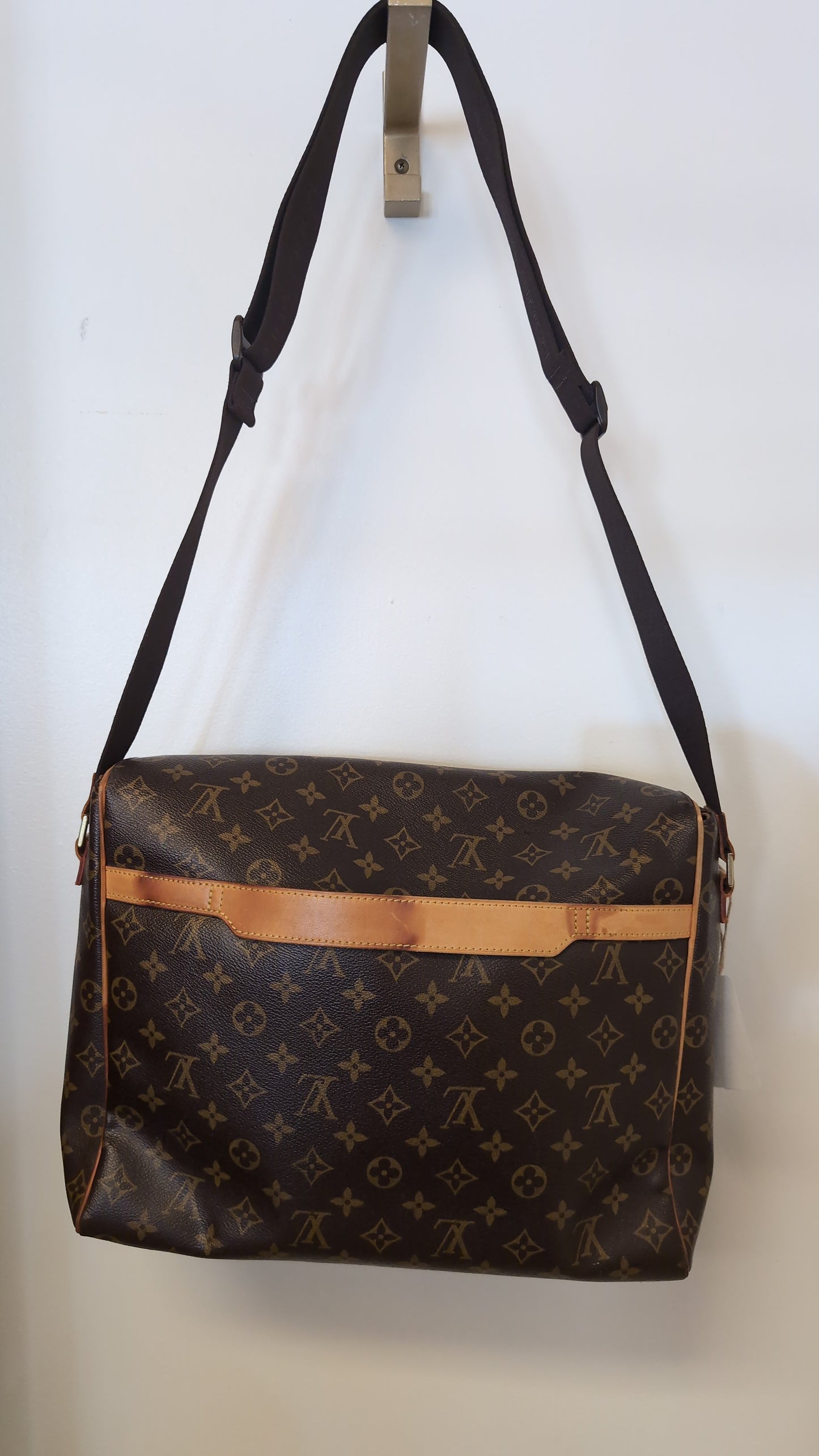 102648904 - 2004 monogram abbesses messenger - louis vuitton - HANDBAGS